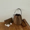 Detailaufnahme der braunen Wildleder-Beuteltasche mit Falten und passender kleiner Tasche. - 17*16*17 Ohne Anhänger / Braun