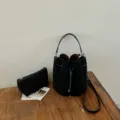 Schwarze einfarbige Plissee Kordelzug Eimer Tasche mit Pouch, elegante Damen Umhängetasche. - 17*16*17 Ohne Anhänger / Schwarz