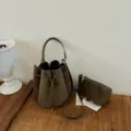Braune Wildleder Beuteltasche Set mit Kordelzug, stilvolle Umhängetasche für Damen. - 17*16*17 Ohne Anhänger / Grün