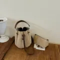 Einfarbige Wildleder-Beuteltasche mit feinen Falten und Kordelzug, stilvolle Umhängetasche. - Khaki