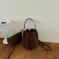 Dunkelbraune Wildleder Beuteltasche mit passender Tasche, stylische Umhängetasche für Damen. - 17*16*17 Ohne Anhänger / Kaffee