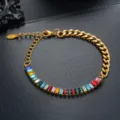 Gros plan sur les détails du bracelet en acier inoxydable et zircon baguette multicolore. - Bracelet Demi-Chaîne en Zirconia Carré Arc-en-Ciel (S0330-A)