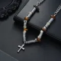 Vue détaillée du collier pendentif croix de niche avec perles métalliques et pierres naturelles. - Collier Croix en Zirconia