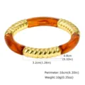 Dettaglio del bracciale intrecciato in resina e metallo dorato, squisito tubo di resina marrone. - Bracciale Motivo Ambra (BR-3344G) / 1 Pezzo/Confezione