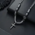 Collier pendentif croix gothique avec perles métalliques cannelées et pierres sombres. - Collier Pendentif Croix Industrielle À Motif Fileté