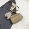 Modische khakifarbene PU-Leder Umhängetasche für Damen mit süßem Plüsch-Hasenanhänger Alltag. - Ohne Anhänger / 22x8x14cm / Khaki