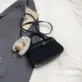 Koreanische schwarze PU-Leder Handtasche mit Schultergurt und süßem Plüsch-Anhänger. - Ohne Anhänger / 22x8x14cm / Schwarz