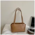 Braune Kunstleder Schultertasche für Damen, minimalistischer Shopper mit Henkel und Stil. - Ohne Anhänger / Braun