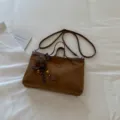 Braune Wildleder Handtasche große Kapazität Schulter und Umhängetasche Detail Ansicht - Mit Anhänger / Braun