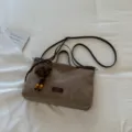 Braune Wildleder Freizeithandtasche mit Tragegriff und Umhängeriemen, minimalistische Korean Tasche. - Mit Anhänger / Khaki