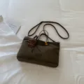 Grosse Kapazitaet Freizeit Umhaengetasche fuer Damen, stylische Pendler Tasche mit Anhaenger. - Mit Anhänger / Grün