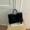 Schwarze große lässige Handtasche mit Wildleder Textur, modische Schultertasche für Damen. - Ohne Anhänger / Schwarz