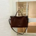 Große braune Wildleder Umhängetasche für Damen, lässige Shopper Handtasche und Crossover Bag. - Ohne Anhänger / Kaffee