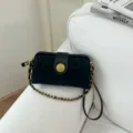 Schwarze Vintage-Umhängetasche mit Leo-Muster, goldener Kette und edlem Klickverschluss. - Schwarz