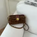 Vintage Leokopf Umhängetasche mit Kettengriff und schickem Metallverschluss für Damen. - Braun