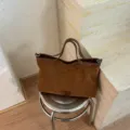 Braune Wildleder-Tasche, große Kapazität, lässige Pendler-Umhängetasche mit bequemen Griffen. - Ohne Anhänger / Braun