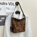 Borsa a secchiello a spalla in camoscio sintetico leopardato vintage con ciondolo. - Taglia L / Leopardo Grande