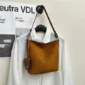 Borsa a secchiello in scamosciato marrone da donna, elegante borsa a tracolla con ciondolo. - Taglia L / Marrone Grande