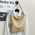 Borsa a secchiello in camoscio minimalista kaki, elegante borsa a tracolla vintage chic. - Cachi Piccolo
