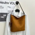 Borsa a tracolla in camoscio marrone da donna, borsa a secchiello casual retrò con tracolla. - Marrone Piccolo