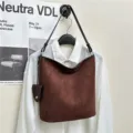 Borsa a secchiello monospalla in camoscio marrone scuro retro minimal per donna quotidiano. - Caffè Piccolo