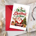 Detailansicht einer Weihnachtsgrußkarte mit süßem Cartoon-Weihnachtsmann und rotem Umschlag. - Stil T020402440