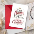 Detailansicht einer lustigen Weihnachtsgrußkarte mit rotem Umschlag und festlichen Dekos. - Stil T020402447