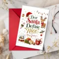 Detailansicht einer lustigen Weihnachtsgrußkarte mit Rentier, Weihnachtsmütze und Geschenken. - Stil T020402441