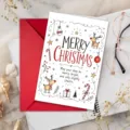 Weihnachtsgrußkarte mit rotem Umschlag und niedlicher Renntier-Illustration für festliche Wünsche. - Stil T020402445