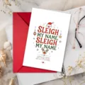 Nahaufnahme Detail der lustigen Weihnachtsgrußkarte mit Spruch und rotem Umschlag. - Stil T020402444