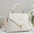 Detail sac a main femme blanc avec design poignee superieure minimaliste et serrure doree. - Blanc Cassé