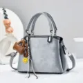 Borsa a mano e tracolla grigia donna con manici, elegante motivo floreale e simpatici ciondoli. - Grigio