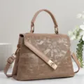Détail du sac à main taupe pour femme élégant avec texture texturée unique et finitions dorées. - Khaki