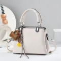 Vista dettagliata della borsa da donna beige elegante con texture in pelle e finiture. - Bianco avorio