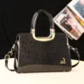 Sac à main noir pailleté pour femme avec détails dorés, sac porté épaule élégant et chic. - Noir