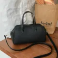 Sac à main Boston classique en cuir noir avec poignées et détails de tressage sur les côtés. - 26x12x13cm / Noir