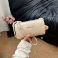 Vintage geweven cilinder schoudertas voor dames, elegante crossbody tas met schattige bloemenhanger. - Met Hanger / Broken Wit
