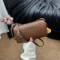 Bruine Geweven Cilinder Schoudertas Mode PU Lederen Crossbody Tas Dames Handtas SKU - Met Hanger / Bruin