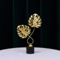 Ornement de table feuille de monstera en metal dore base foncee decor moderne. - Ornement en Feuille de Fer - Feuille de Monstera