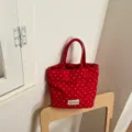 Vue détaillée d'un sac à main en tissu à pois rouges montrant un design mignon et une texture. - Sans Pendentif / Rouge