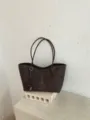 Σκούρη καφέ πλεκτή τσάντα tote, κλασική Ώμου τσάντα με κομψό και ρετρό σχεδιασμό. - Με Μενταγιόν / Καφέ