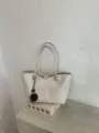 Μινιμαλιστική πλεκτή δερμάτινη τσάντα tote για γυναίκες, ρετρό τσάντα ώμου καθημερινής χρήσης. - Με Μενταγιόν / Ζαχαρί