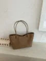 Καφέ πλεκτή δερμάτινη τσάντα ώμου για γυναίκες, ρετρό σικ κομψή τσάντα για καθημερινή. - Χωρίς μενταγιόν / Καφέ