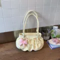Vue détaillée d'un sac à bandoulière à pois jaunes style coréen mignon avec un nœud. - Jaune Avec Pendentif
