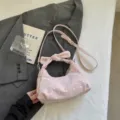 Bolso cruzado de dumpling con lunares rosas y asa de lazo bonita y diseño plisado para mujer. - Rosa Sin Colgante