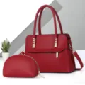 Elegante set di borse in ecopelle rossa con pochette abbinata, design strutturato ed elegante per donne. - Rosso