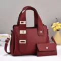 Dettaglio borsa in pelle rossa con eleganti serrature metalliche e custodia coordinata. - L28 P13 A20 / Rosso