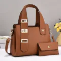 Vista dettagliata della borsa a mano da donna in ecopelle marrone con elegante lucchetto chic. - L28 P13 A20 / Giallo ocra