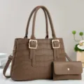 Detailansicht einer stilvollen braunen Kroko-Handtasche für Damen mit passender Clutch. - Khaki