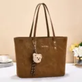 Sac cabas marron vintage pour femme, grand sac a main d'epaule avec charmant pendentif. - Style 1 / Jaune Terre